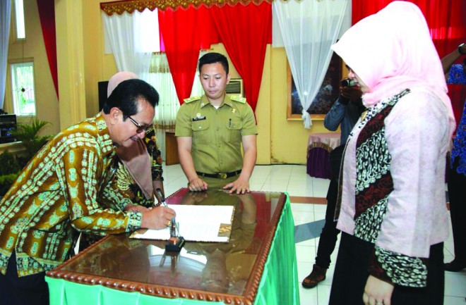 Penandatangan SK pelantikan